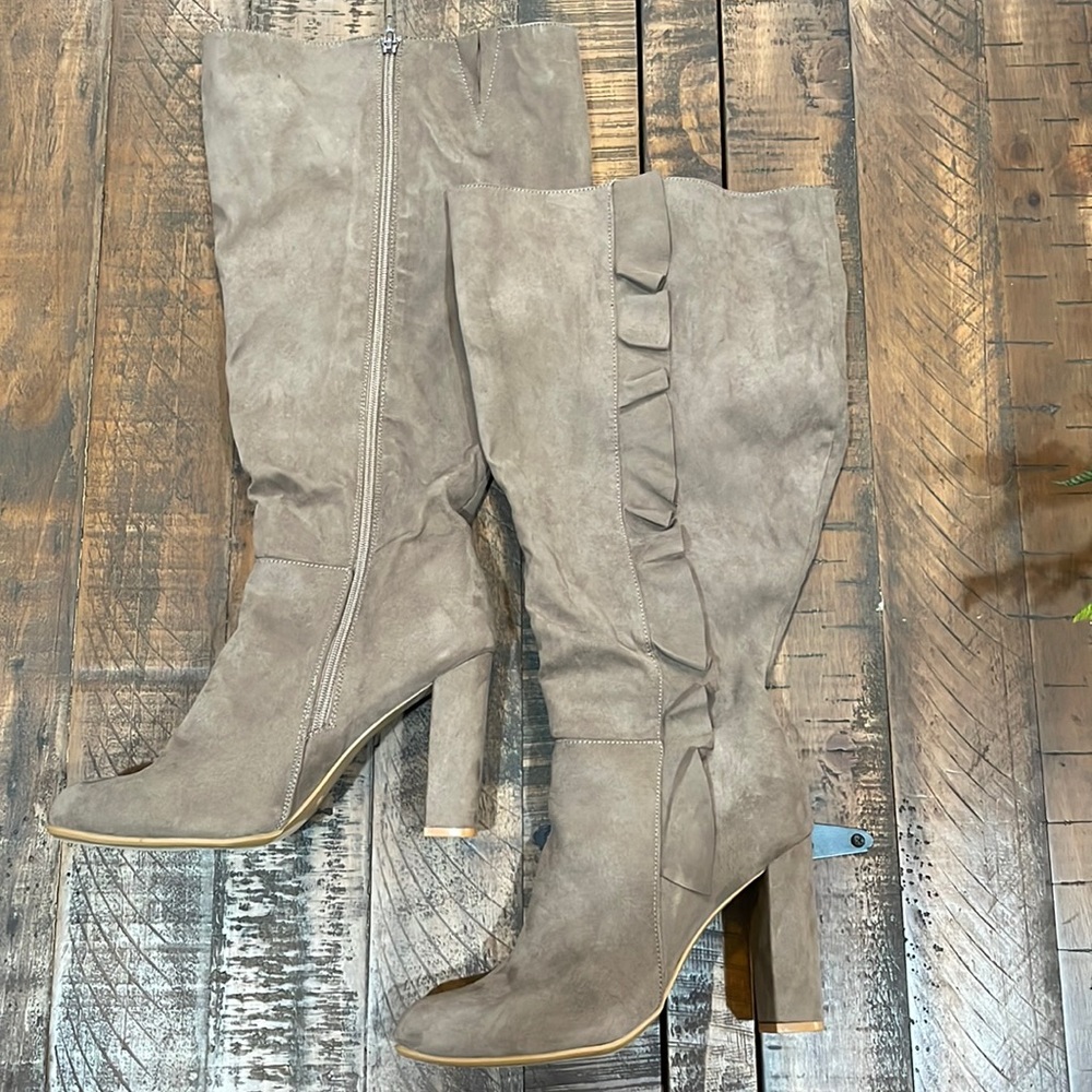 Women’s Extra Wide Calf Heel Boot. Size 10. Brand New Without Tags.
